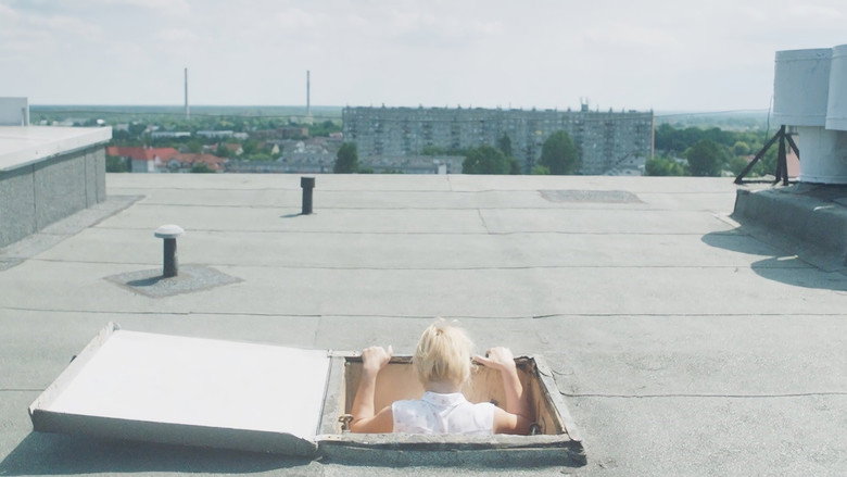 Une femme sur le toit